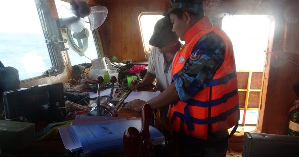 Vùng Cảnh sát biển 4 tạm giữ tàu chở 130.000 lít dầu trái phép