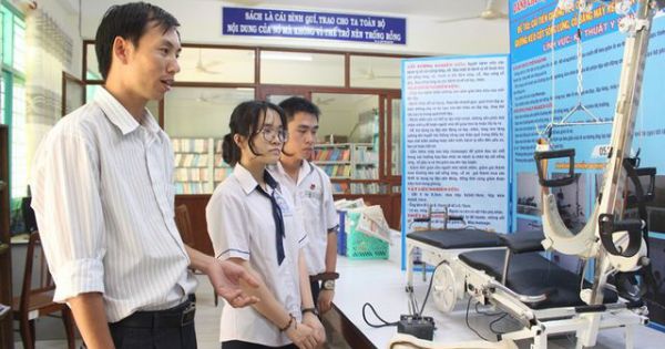 Cậu học trò sáng chế thành công máy kéo cột sống cổ để trị bệnh cho ông