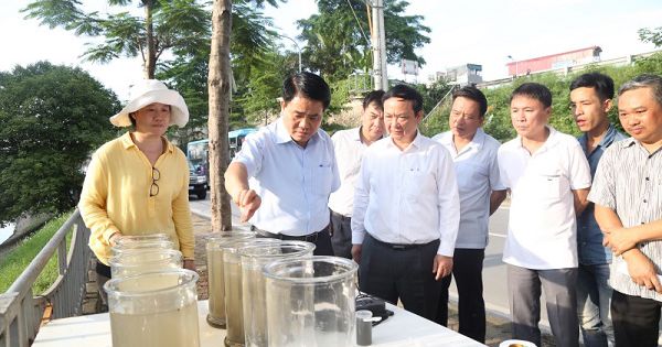 Chủ tịch Hà Nội kiểm tra việc thử nghiệm làm sạch sông Tô Lịch