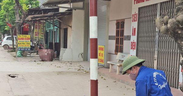 Nông dân sáng chế cột đèn thông minh cảnh báo nước ngập