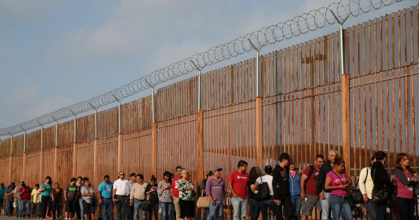 Đạt thỏa thuận, TT Trump hoãn áp thuế vô thời hạn hàng hóa Mexico