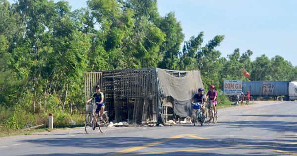 Thấy xe chở 1.800 con vịt gặp nạn, người dân thi nhau “hôi của”