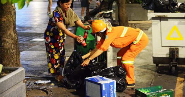 Những chế tài về hành vi vừa chạy xe vừa sử dụng điện thoại, không phân loại rác tại nguồn