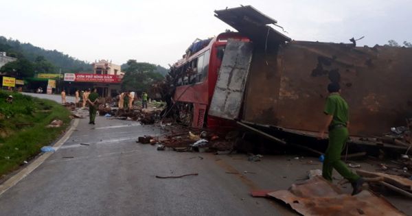 Xe tải tông xe giường nằm ở Hòa Bình, 3 người chết, 38 người bị thương