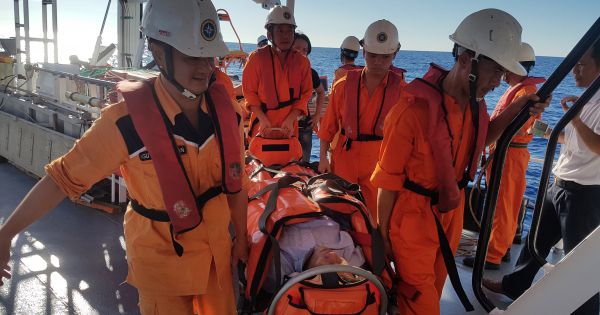 Cứu nạn thuyền viên bị tai biến tại vùng biển tỉnh Quảng Ngãi