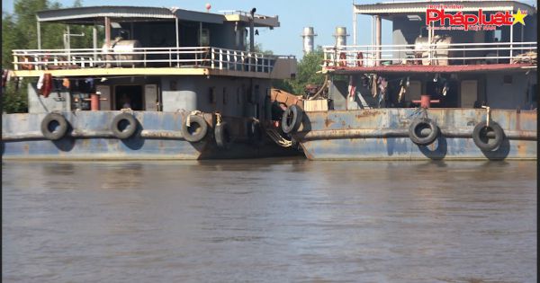 Kỳ 2: Bắt quả tang sà lan hút cát trái phép trên sông Đồng Tranh