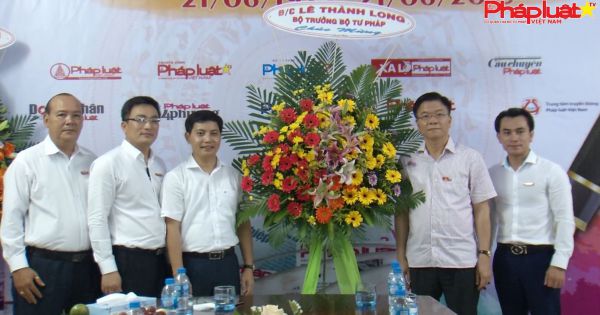 Bộ trưởng Bộ Tư Pháp ghé thăm, chúc mừng báo Pháp Luật Việt Nam nhân ngày báo chí cách mạng Việt Nam