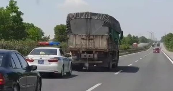 Phạt 2,5 triệu đồng tài xế xe tải không nhường đường xe ưu tiên