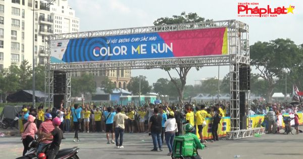 Hàng ngàn giới trẻ nhuộm “7 sắc cầu vòng” tại đường chạy sắc màu
