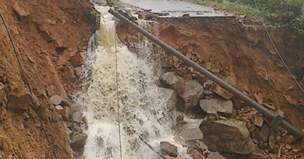 Lũ quét làm sập cầu treo, cô lập xã Bản Hồ ở Sa Pa