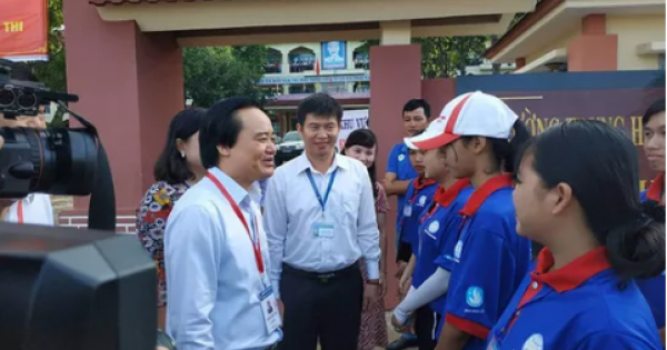 Bộ trưởng Phùng Xuân Nhạ đến kiểm tra kỳ thi tốt nghiệp tại Đắk Lắk