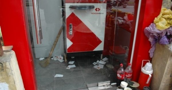 Buồng ATM thành nơi xả rác