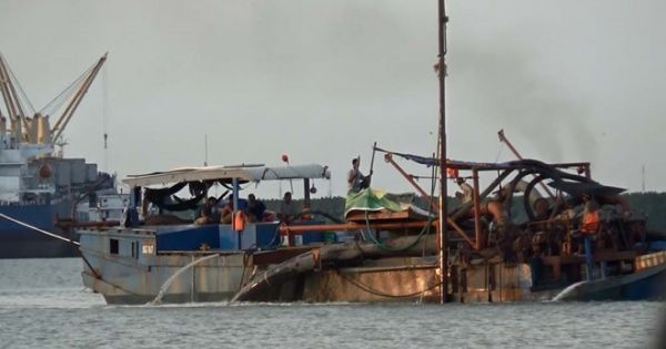 Cần Giờ: Bắt giữ 7 tàu khai thác hàng ngàn tấn cát trái phép