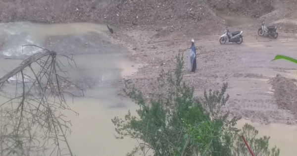 Phó chủ tịch tỉnh bị mưa 