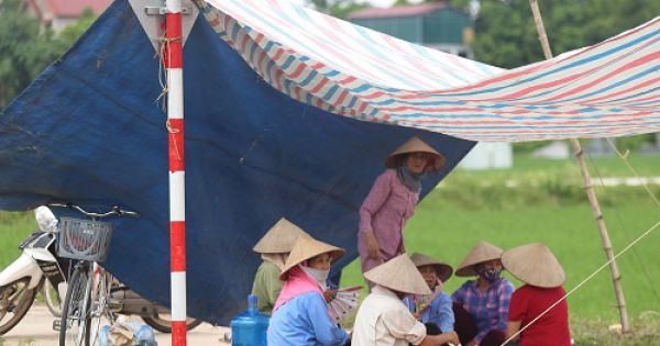 Chậm đền bù, dân Sóc Sơn lại chặn lối vào bãi rác