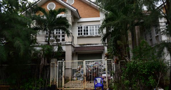 TPHCM: Biệt thự chục tỷ đồng “bỏ quên” trong khu nhà giàu