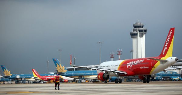 Nhiều chuyến bay bị hủy, lùi giờ khởi hành do bão