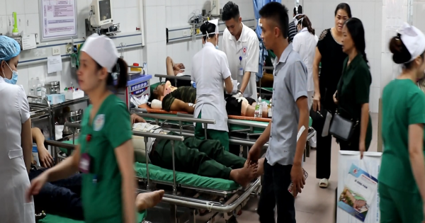 Nghệ An: Xe chở khách du lịch tông đuôi container, 1 người tử vong