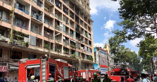 TPHCM: Cháy ở ký túc xá trường Cao Thắng, giải cứu 28 sinh viên mắc kẹt bên trong