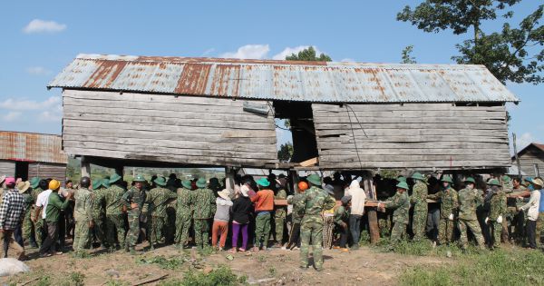Gia Lai: Cán bộ, chiến sĩ Quân đoàn 3 giúp dân di dời, sắp xếp lại nhà ở