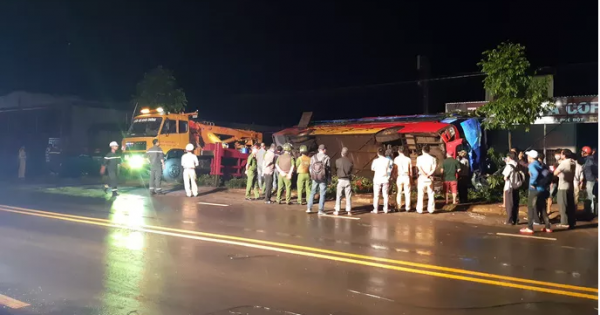 Xe khách lật trong đêm, hàng chục người thương vong