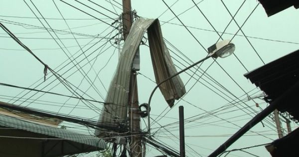 Đồng Tháp: Giông lốc gây chết người, sập và tốc mái hàng trăm căn nhà