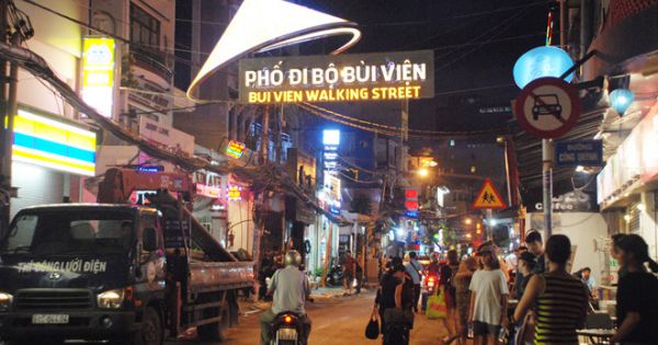 Thu giữ 14 bình bóng cười có trọng lượng từ 20-50kg ở phố Tây Bùi Viện