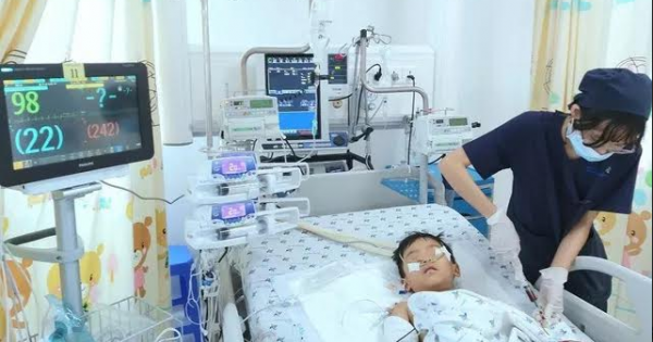 Bé trai té lầu 12 xuống đất khi mẹ đang làm việc nhà: Sự sơ suất hay quá chủ quan