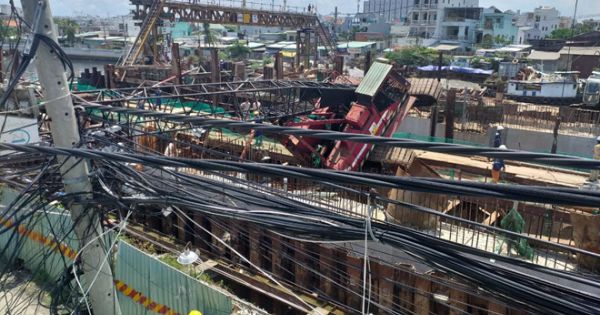 Cần cẩu dự án chống ngập 10.000 tỷ sập đè nhà dân Sài Gòn