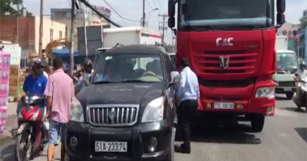 Xe tải va chạm xe du lịch, giao thông ùn ứ ở bến xe An Sương