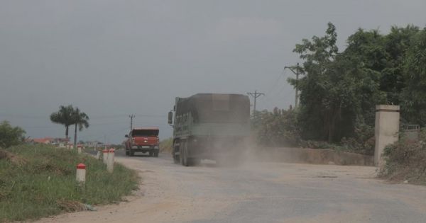 Đê sông hồng bị cày nát vì xe quá tải lưu thông hằng ngày