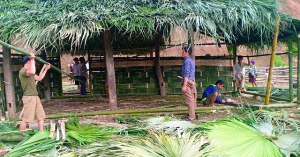 Người dân biên giới đóng góp vật liệu, công sức xây phòng học cho con em tựu trường