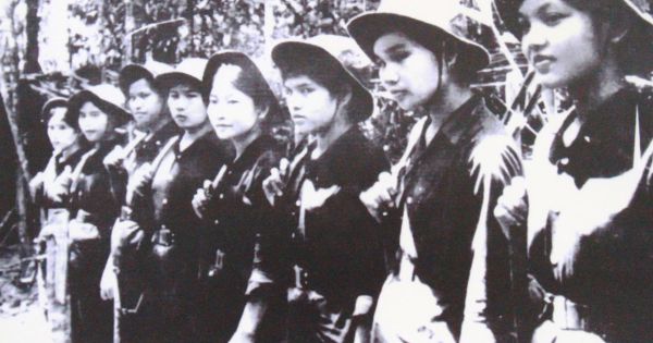 “Cô gái sông Hương” đi tìm bia tưởng niệm... chính mình