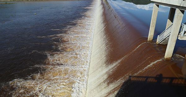 Hà Tĩnh: Nước đập dâng đổi màu đỏ