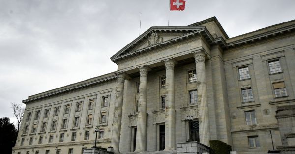 Thụy Sĩ điều tra cựu chủ tịch Nissan Carlos Ghosn