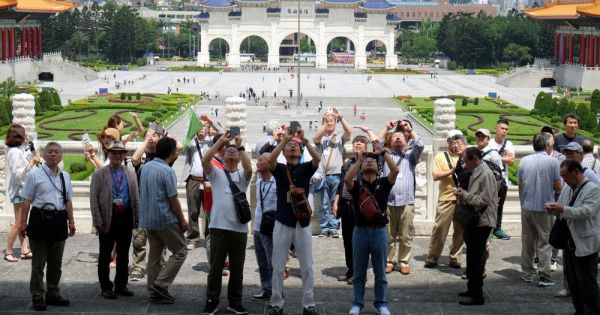 Khách du lịch đến Hà Nội có thể phản ánh tới tổng đài từ 1/8