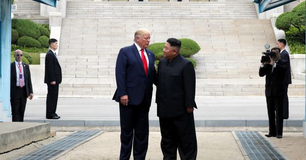 Tổng thốngTrump gửi quà tặng Chủ tịch Triều Tiên Kim Jong Un