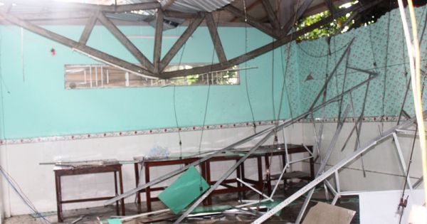 Bạc Liêu: Mưa giông, bảng quảng cáo đổ sập đè lên nhà dân