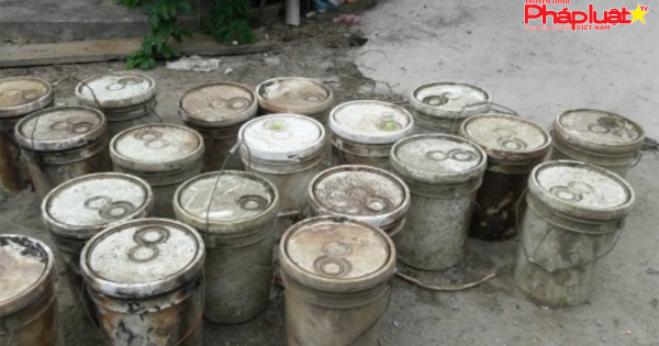 Hải Phòng: 28 thùng chứa chất thải bị vứt xuống kênh nước