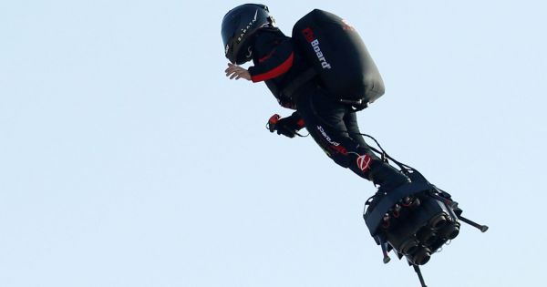 Pháp: “Người bay” vượt eo biển Anh thành công sau lần rơi ngã