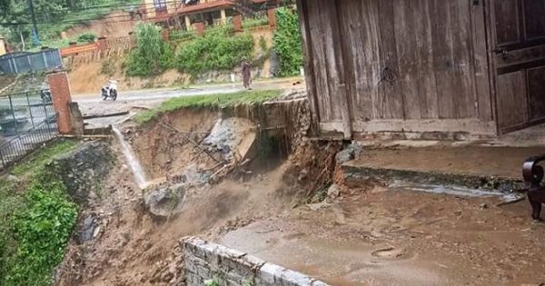 Thanh Hóa: Đi kiểm tra, hỗ trợ dân vùng nguy cơ sạt lở do lũ, trưởng công an bị đất vùi lấp