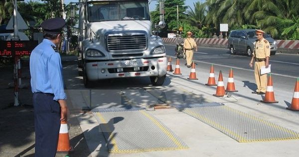 Hà Nội: Nhóm cán bộ nhận hàng tỷ đồng để bảo kê xe vi phạm