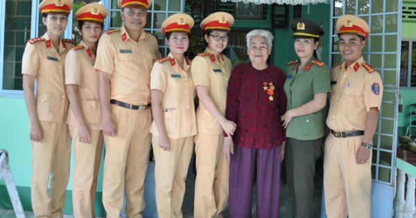 Công an Cần Thơ, TPHCM không nhận hoa, quà dịp lễ 19/8