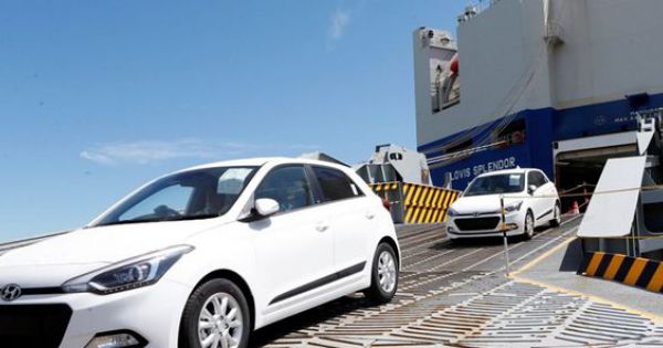 Ôtô qua cửa khẩu Trung Quốc phải gắn biển số điện tử