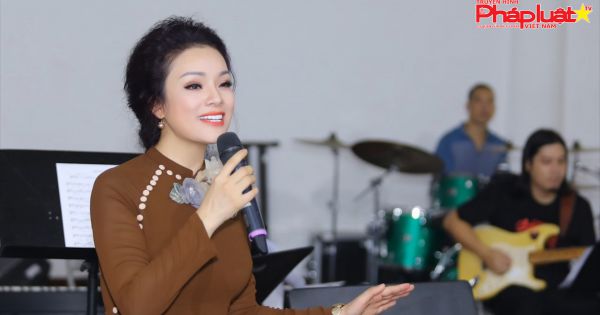 Tân Nhàn diện áo nâu sồng đi lễ và tập chương trình mừng Vu Lan