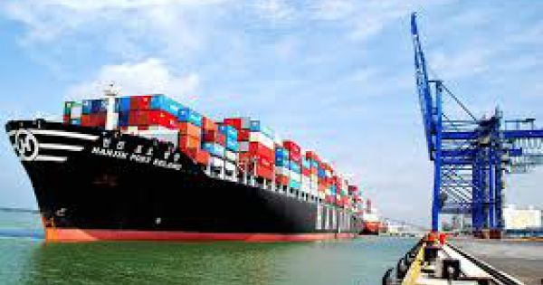 Đề xuất bán vốn Vinamilk, MobiFone... lấy tiền xây cảng nước sâu