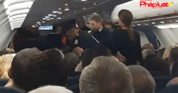 Hungary: Máy bay hạ cánh khẩn cấp vì hành khách gây rối