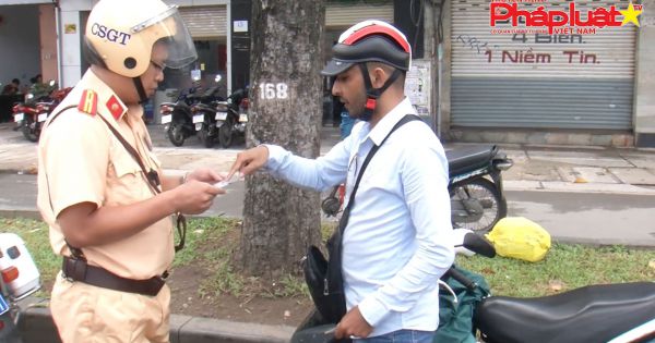 TP.HCM: CSGT tiếp tục xử lý người nước ngoài điều khiển xe không có bằng lái