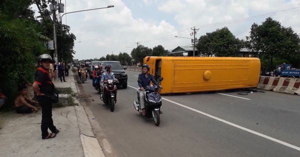 Xe ô tô chở 30 khách bất ngờ lật ngang đường khiến nhiều người hoảng loạn