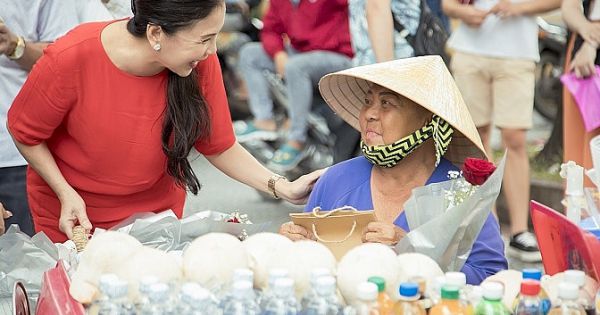 NSƯT Kim Xuân, ca sĩ Hà Thanh Xuân tặng quà cho người bán hàng rong nhân dịp Vu lan